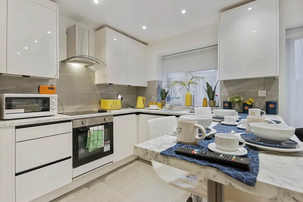 Room Cobden Road in Greater London