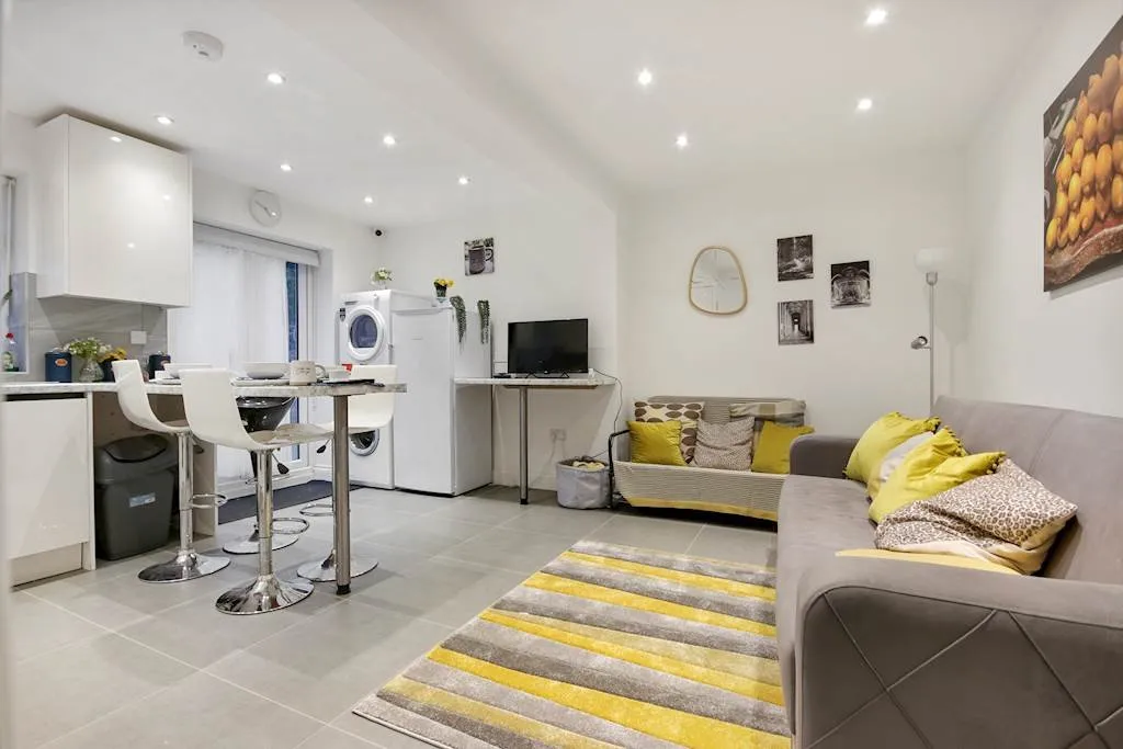 Room Cobden Road in Greater London