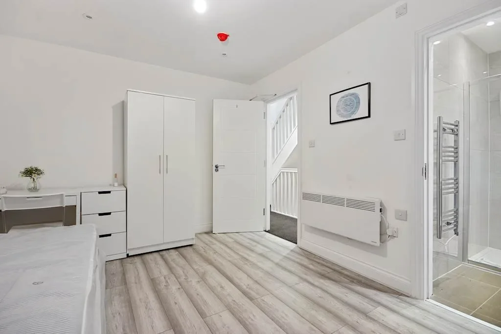 Room Cobden Road in Greater London
