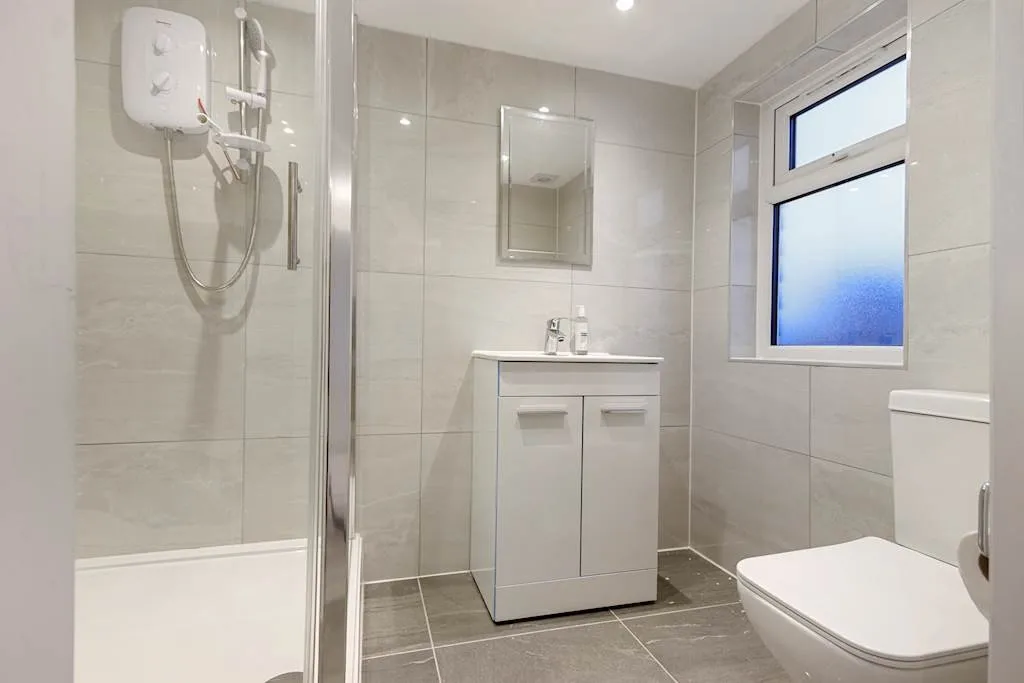 Room Cobden Road in Greater London