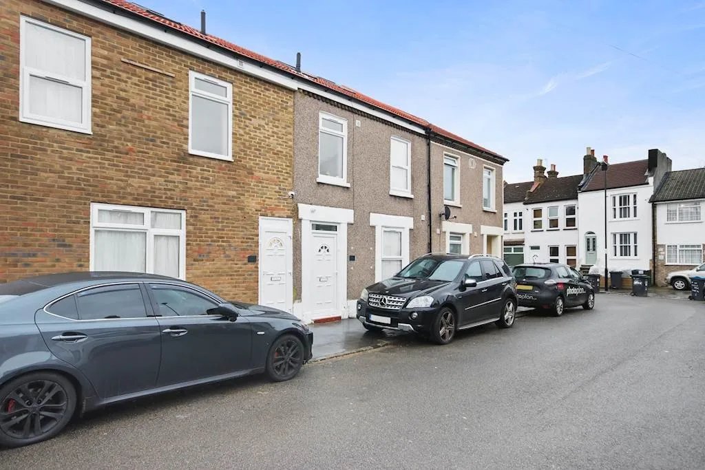 Room Cobden Road in Greater London