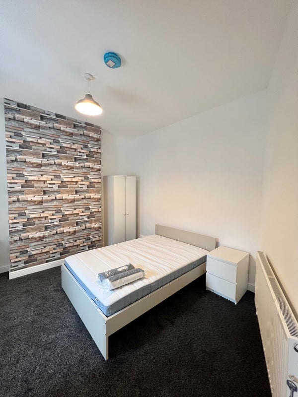 Room Sandown Road in Bristol