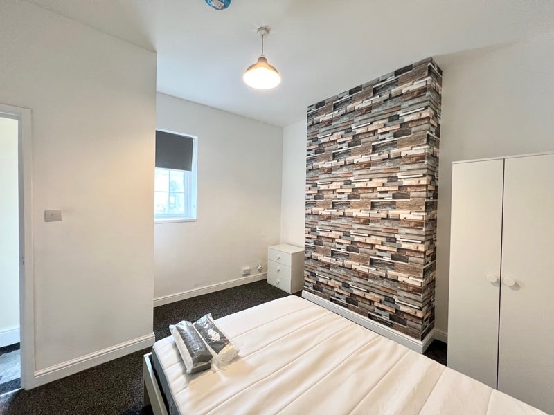 Room Sandown Road in Bristol