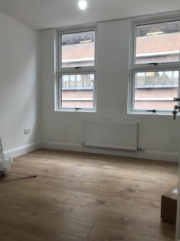 Room Bury Road in Greater London