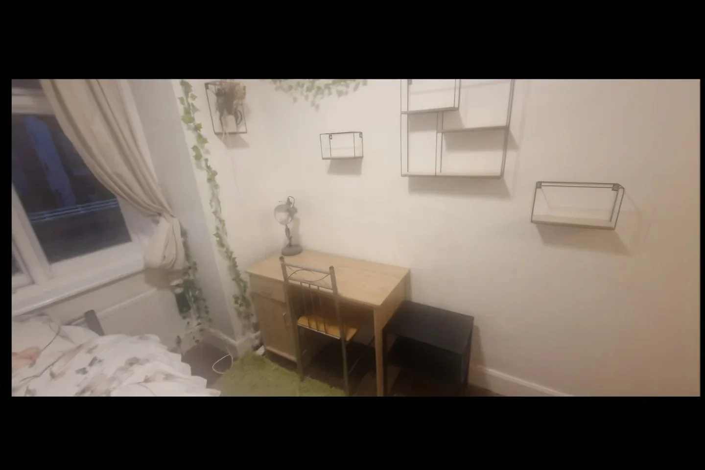 Room Hedge Lane in Greater London
