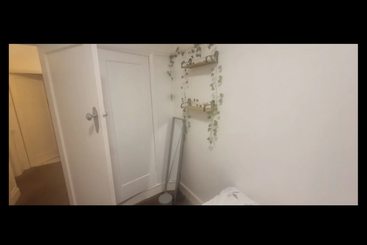 Room Hedge Lane in Greater London
