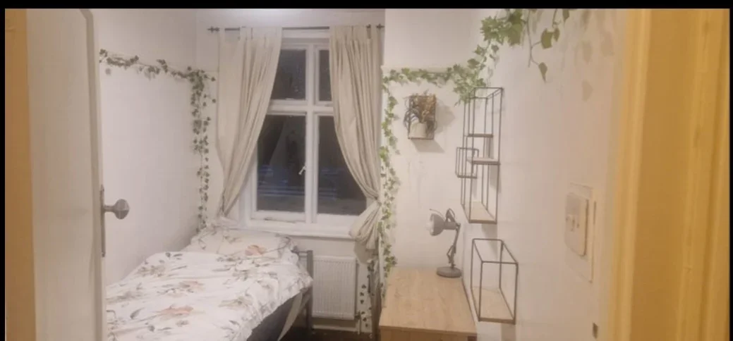 Room Hedge Lane in Greater London