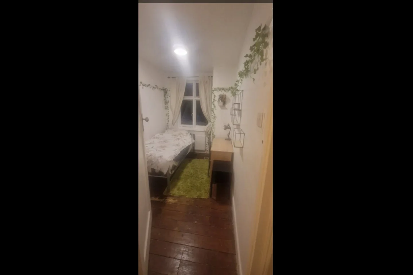 Room Hedge Lane in Greater London