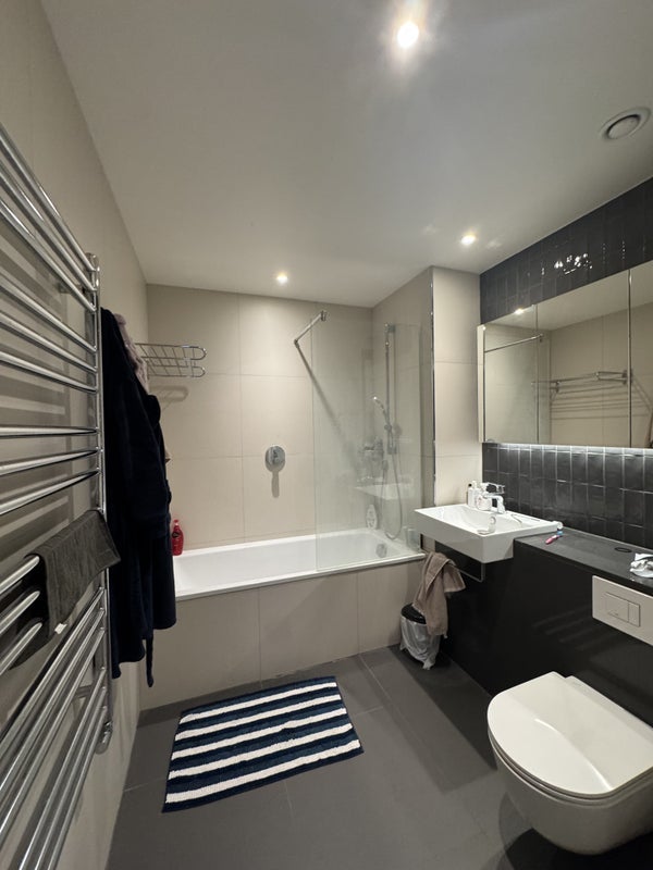Flat Portlands Court in Greater London