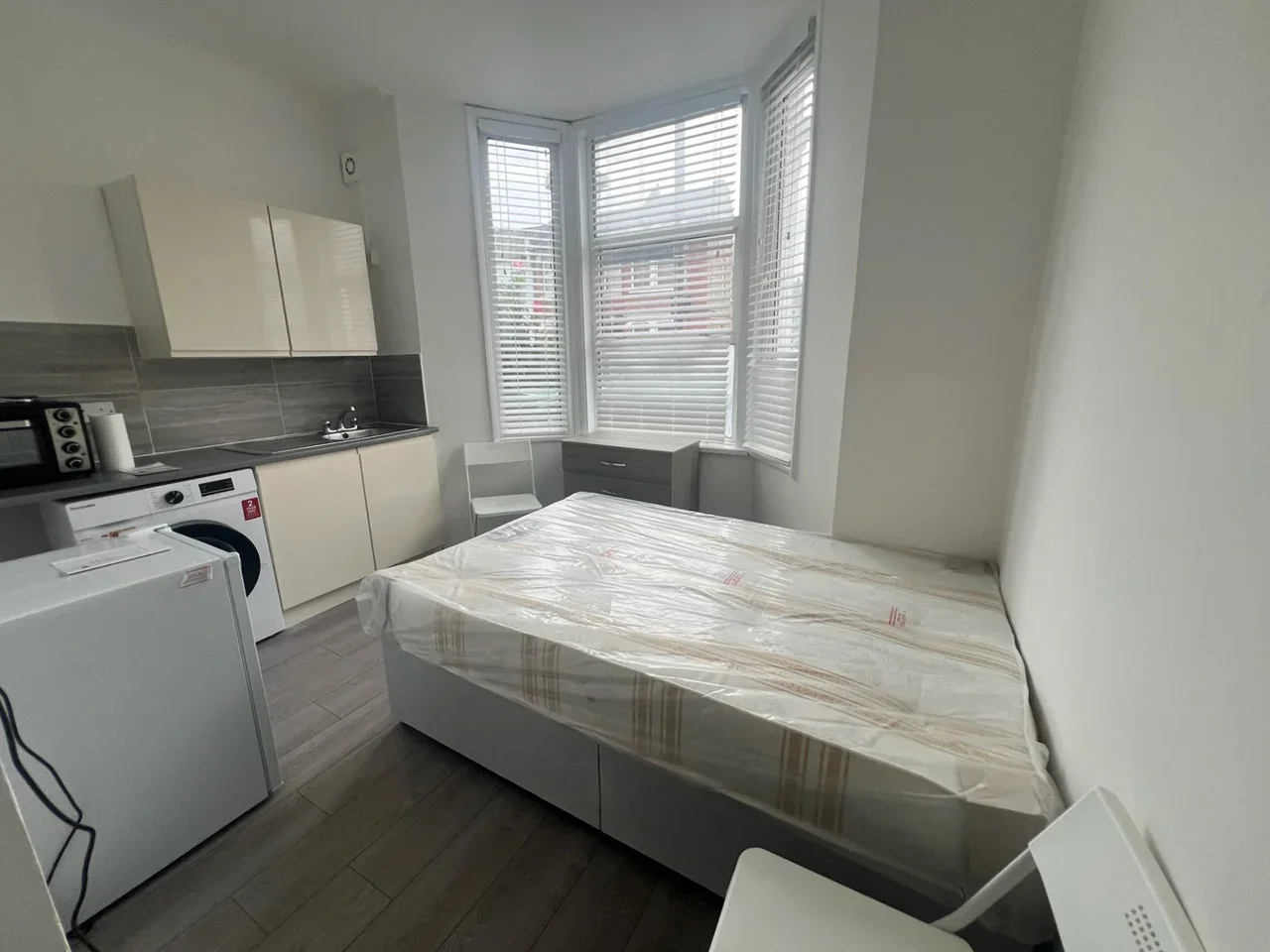 Flat La Rose Lane in Greater London