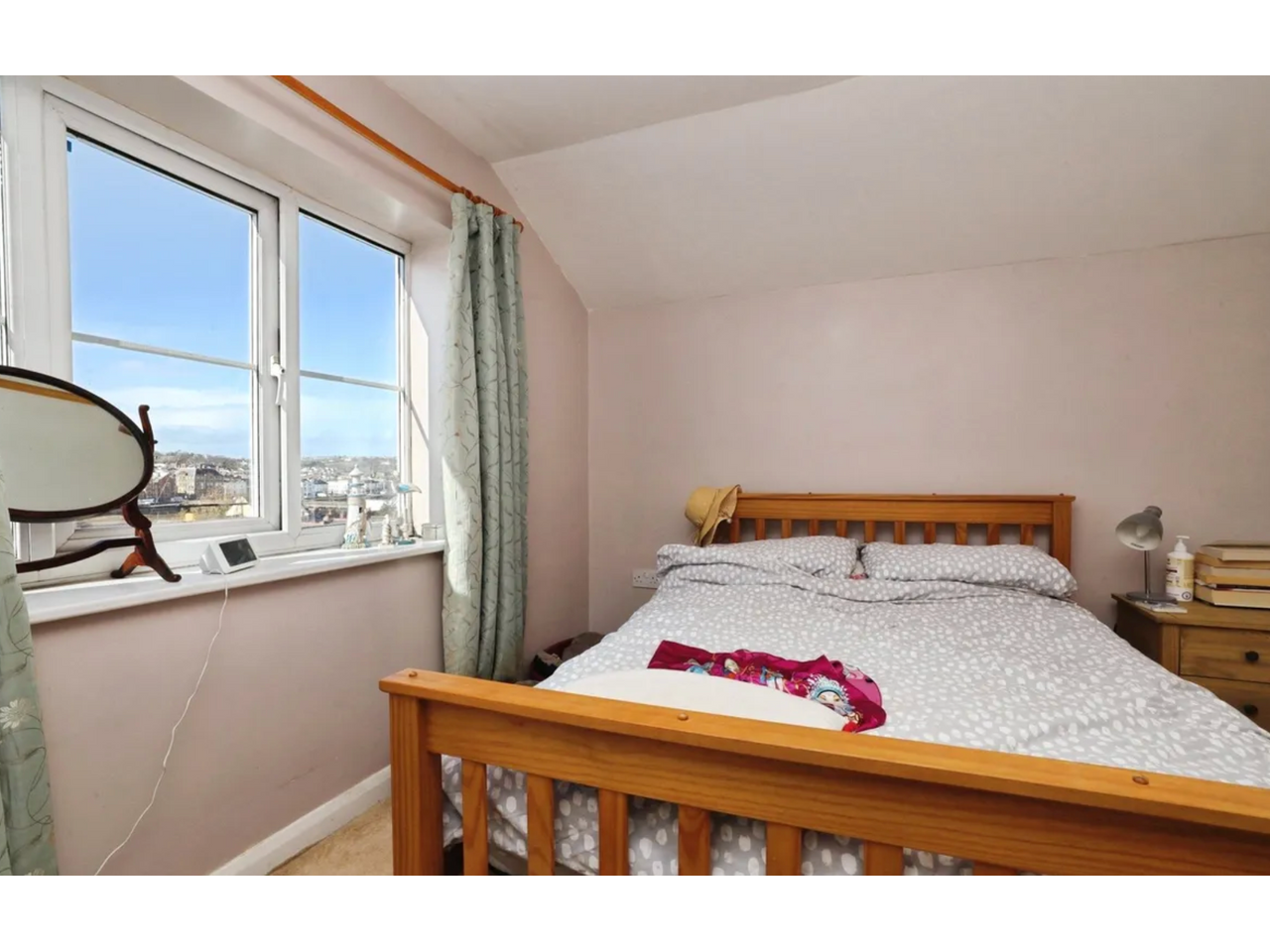 Flat Hazelwood Lane in Greater London