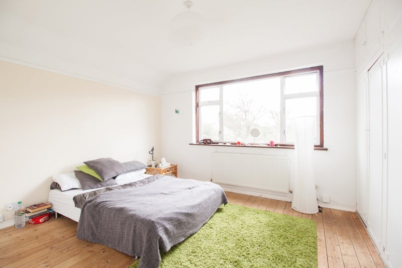 Room Forty Avenue in Greater London
