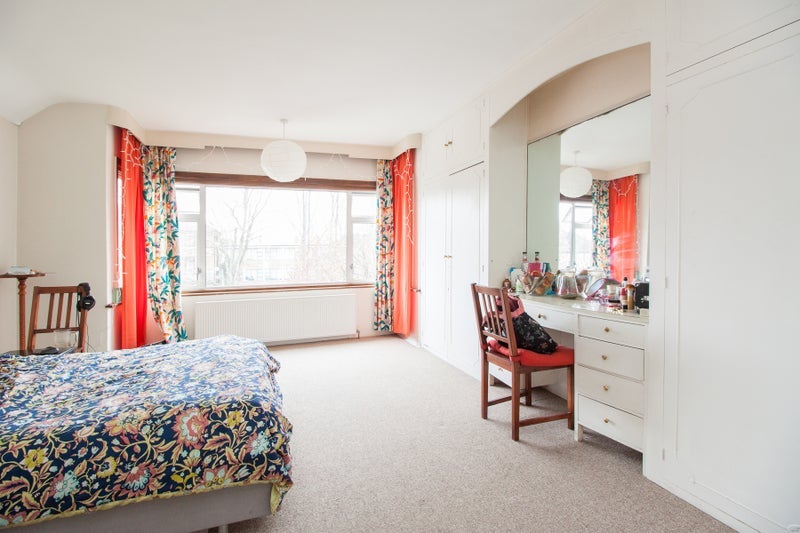 Room Forty Avenue in Greater London