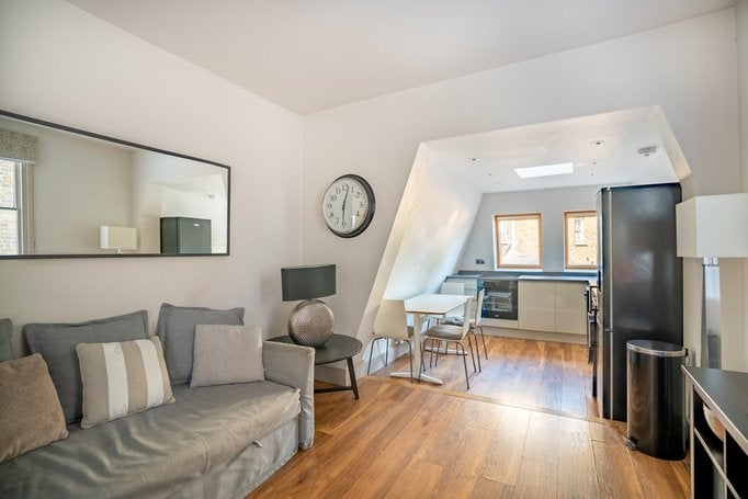 Flat Blythe Road in Greater London