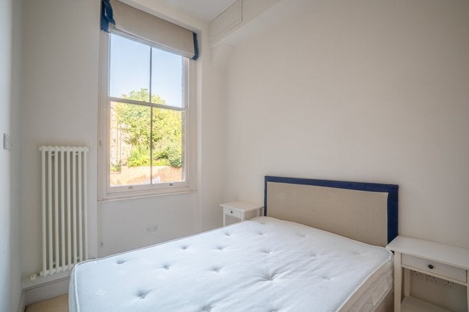 Flat Blythe Road in Greater London