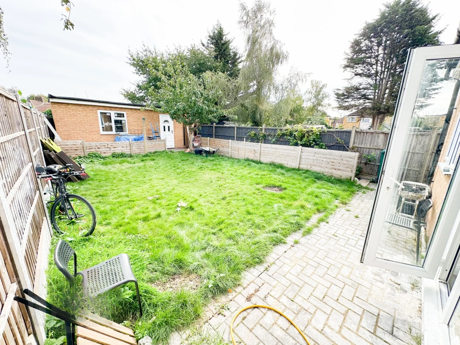 Flat Sweet Briar Grove in Greater London
