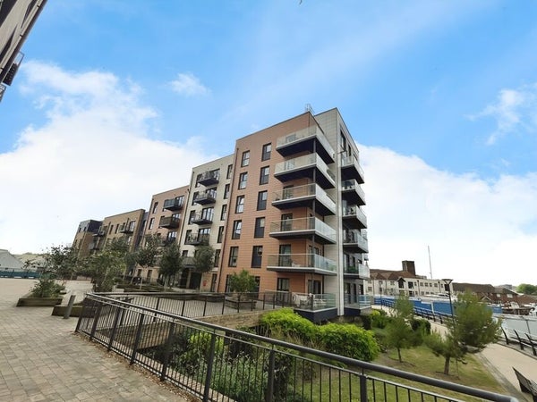 Flat Thomas Blake Avenue in Southampton