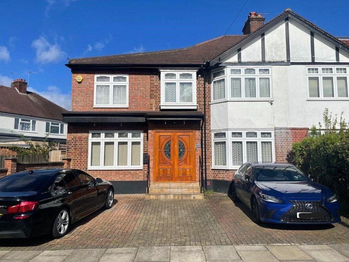 House Alders Road in Greater London