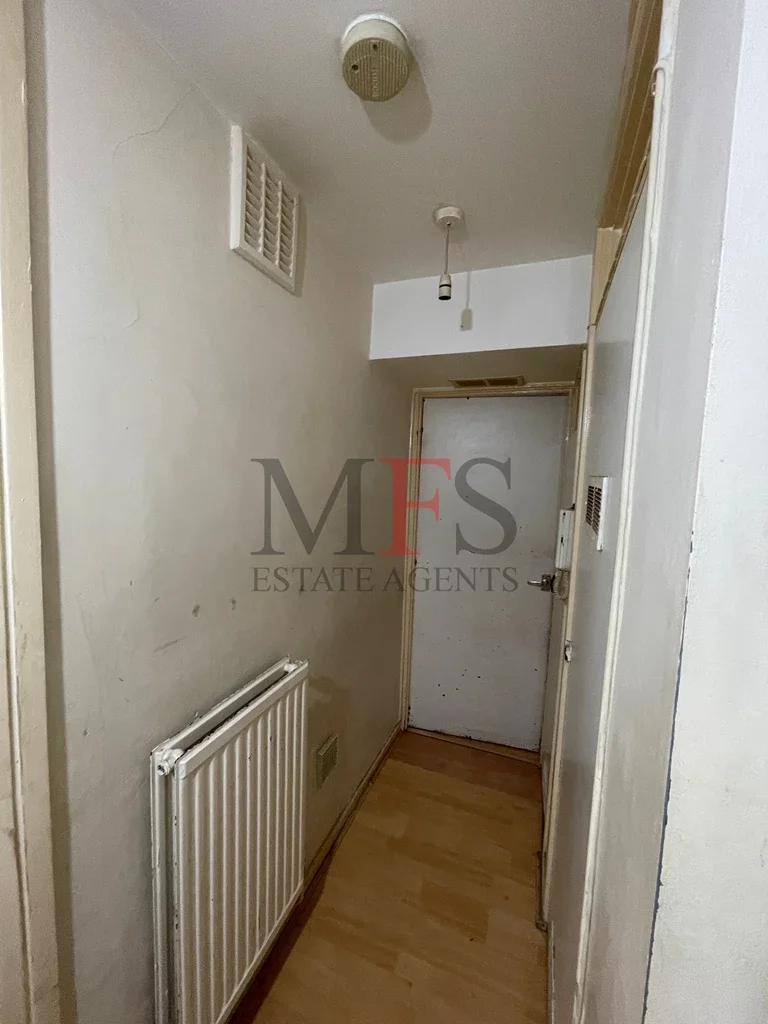 Flat Wentworth Road in Greater London