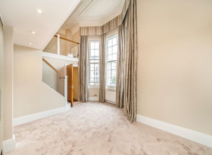 Flat Lower Grosvenor Place in City of Westminster