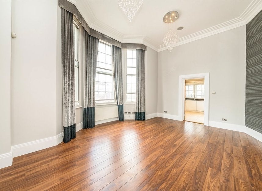 Flat Lower Grosvenor Place in City of Westminster