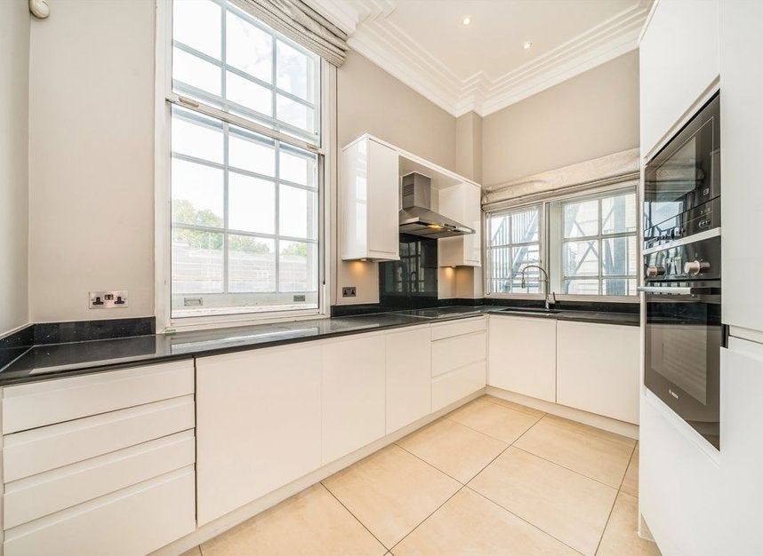 Flat Lower Grosvenor Place in City of Westminster
