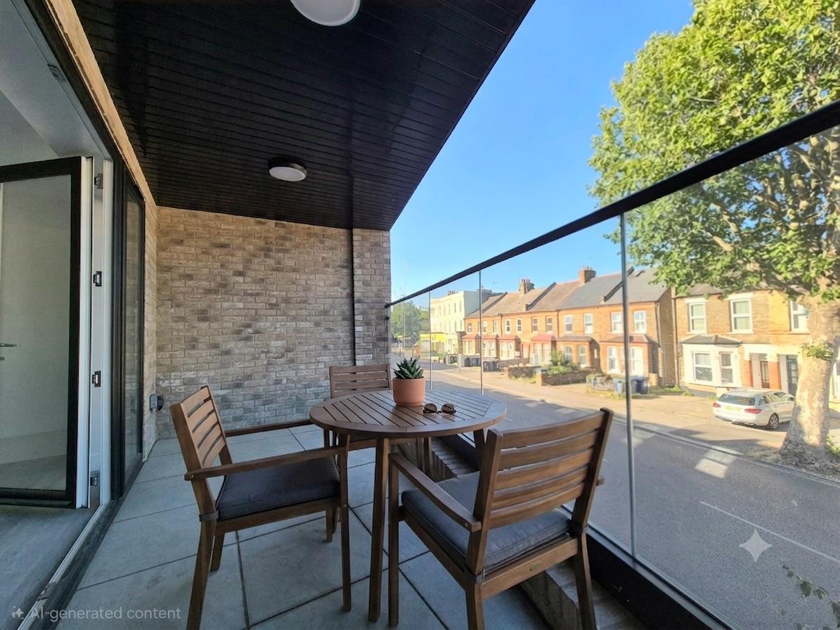 Flat Northfield Road in Greater London