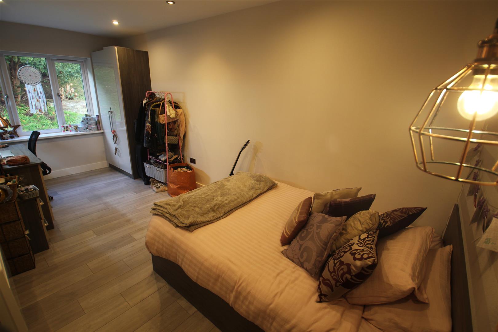 Room Hartwell Road in Leeds