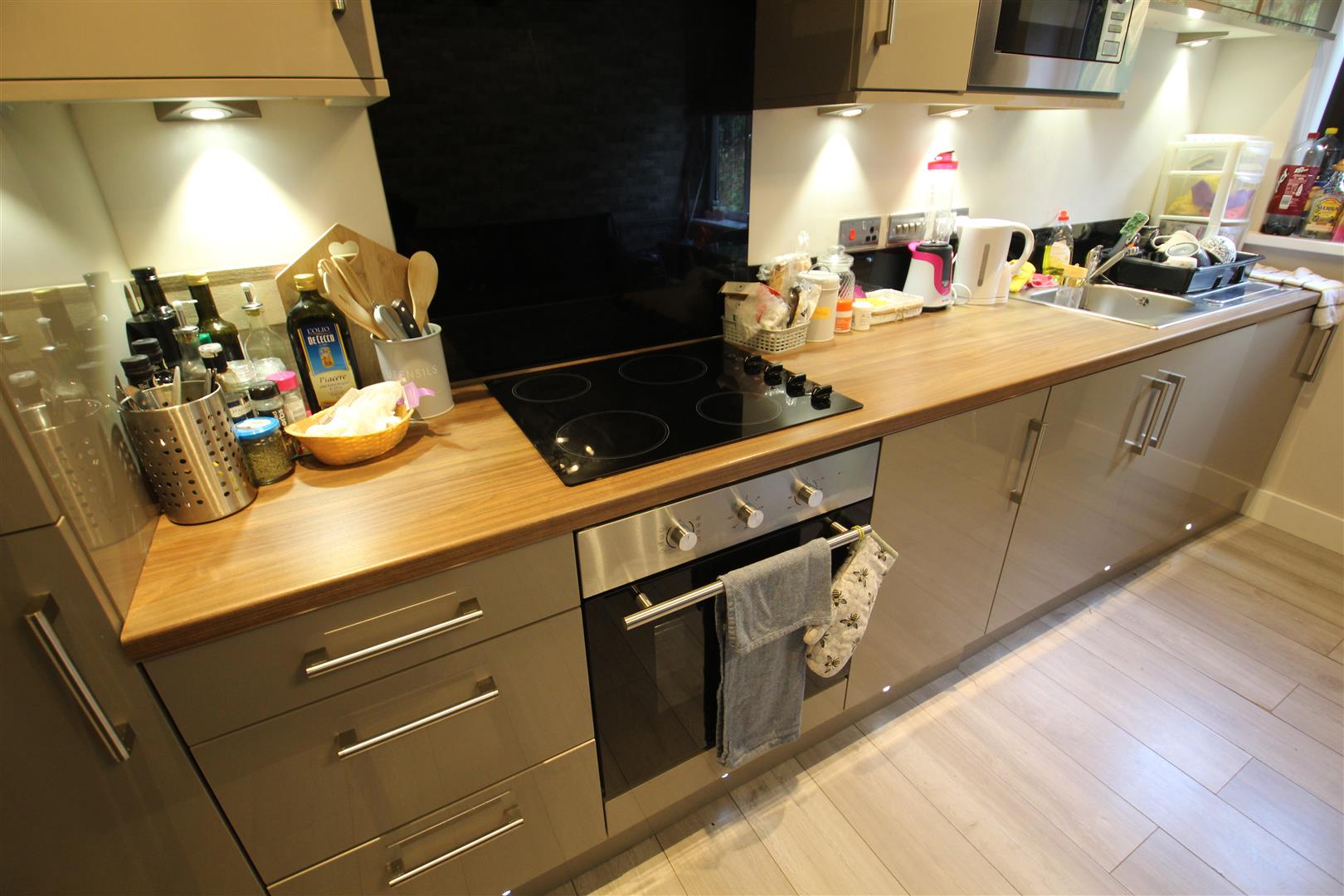 Room Hartwell Road in Leeds