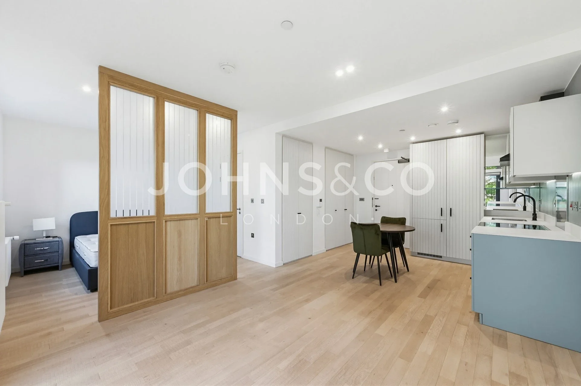 Flat Bradshaw Yard in Greater London