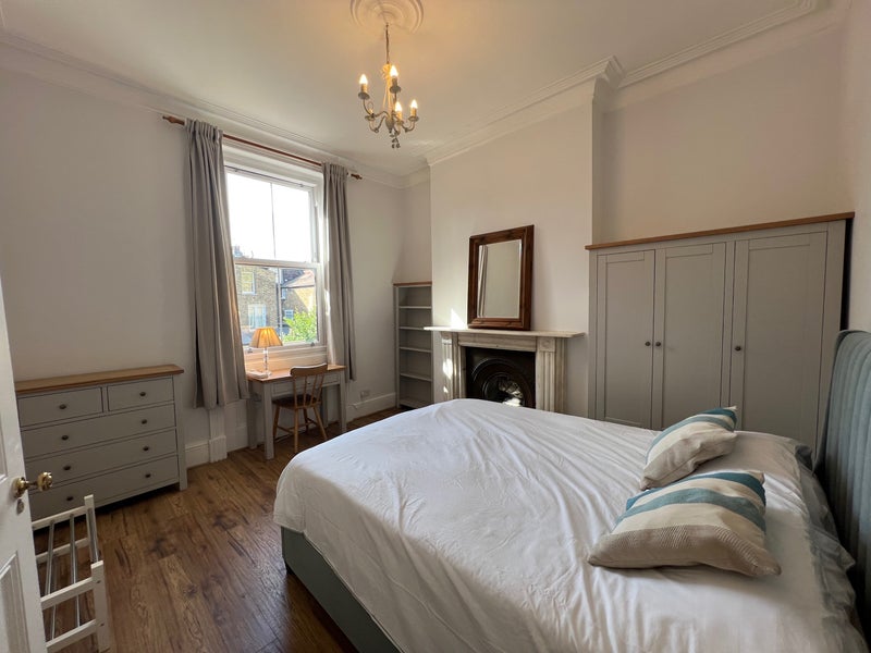 Room Battersea Rise in Greater London