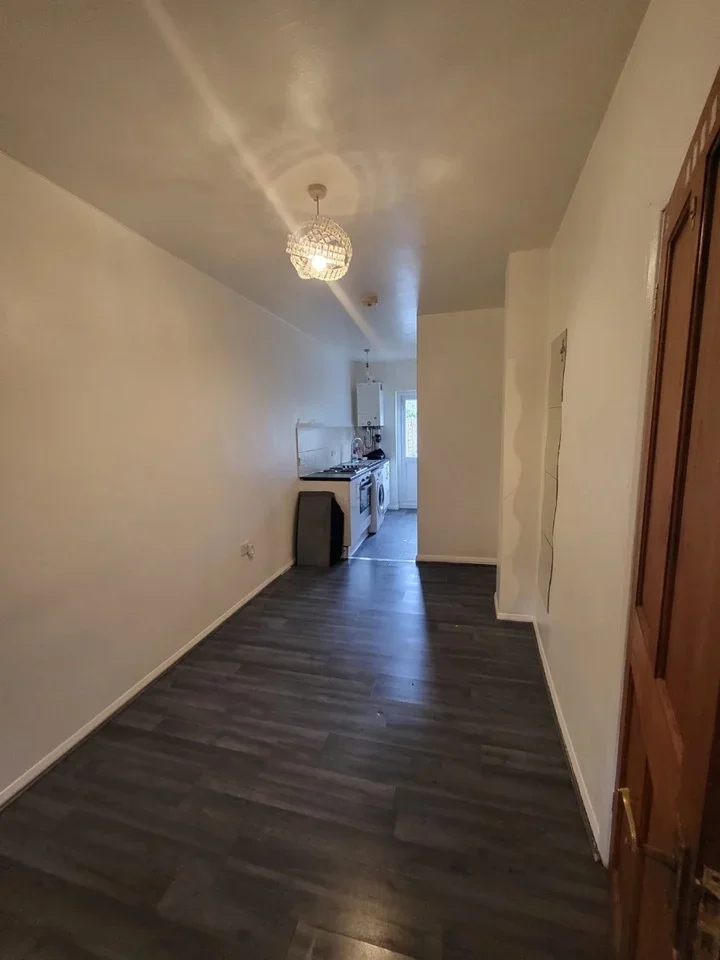 Flat Holburne Road in Greater London