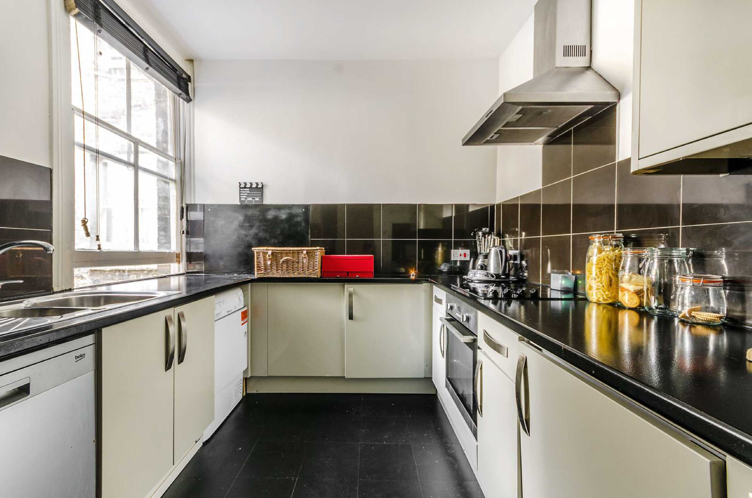 Flat Orde Hall Street in Greater London