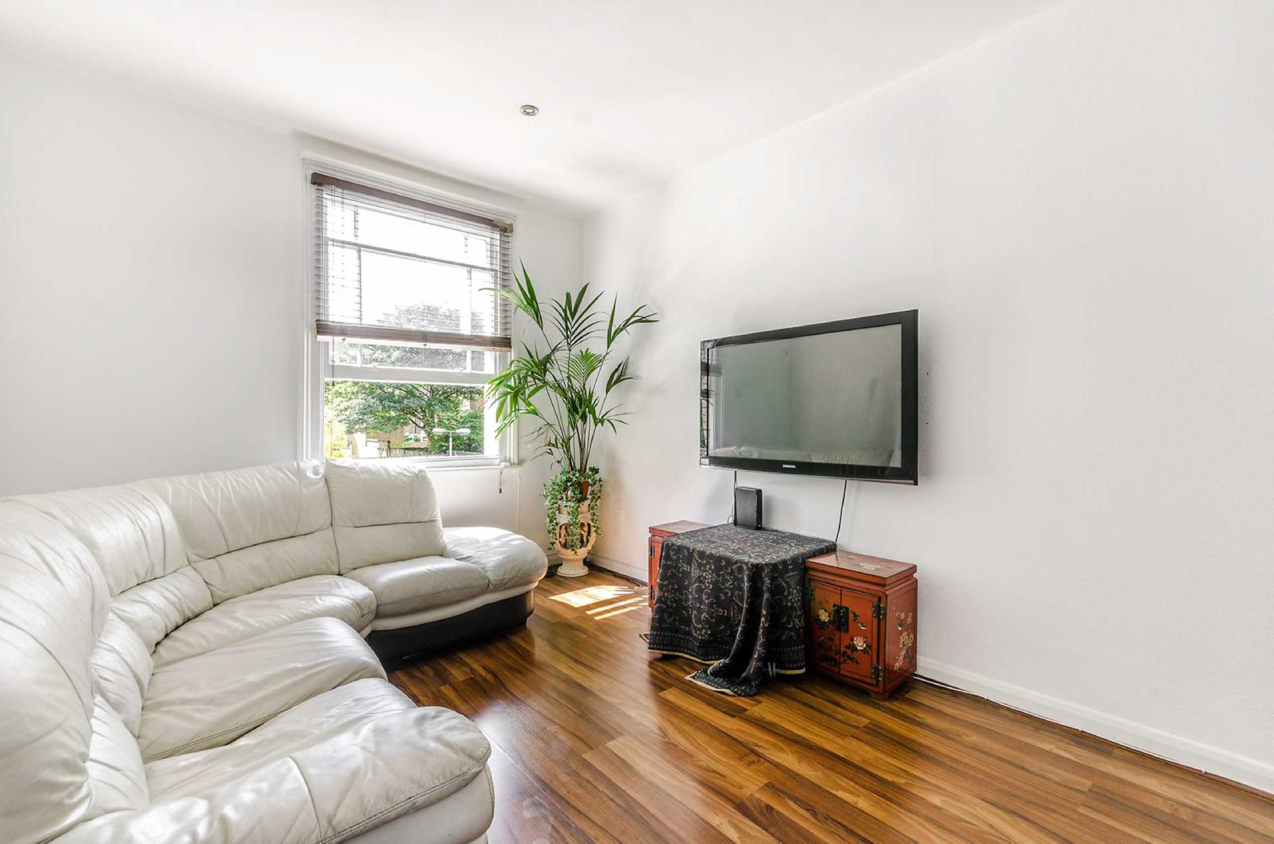 Flat Orde Hall Street in Greater London