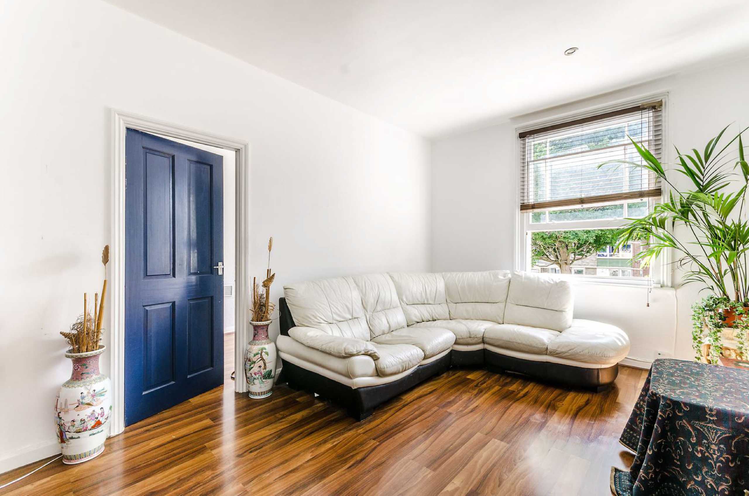Flat Orde Hall Street in Greater London