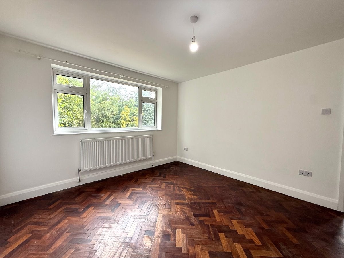 Flat Twickenham Gardens in Greater London