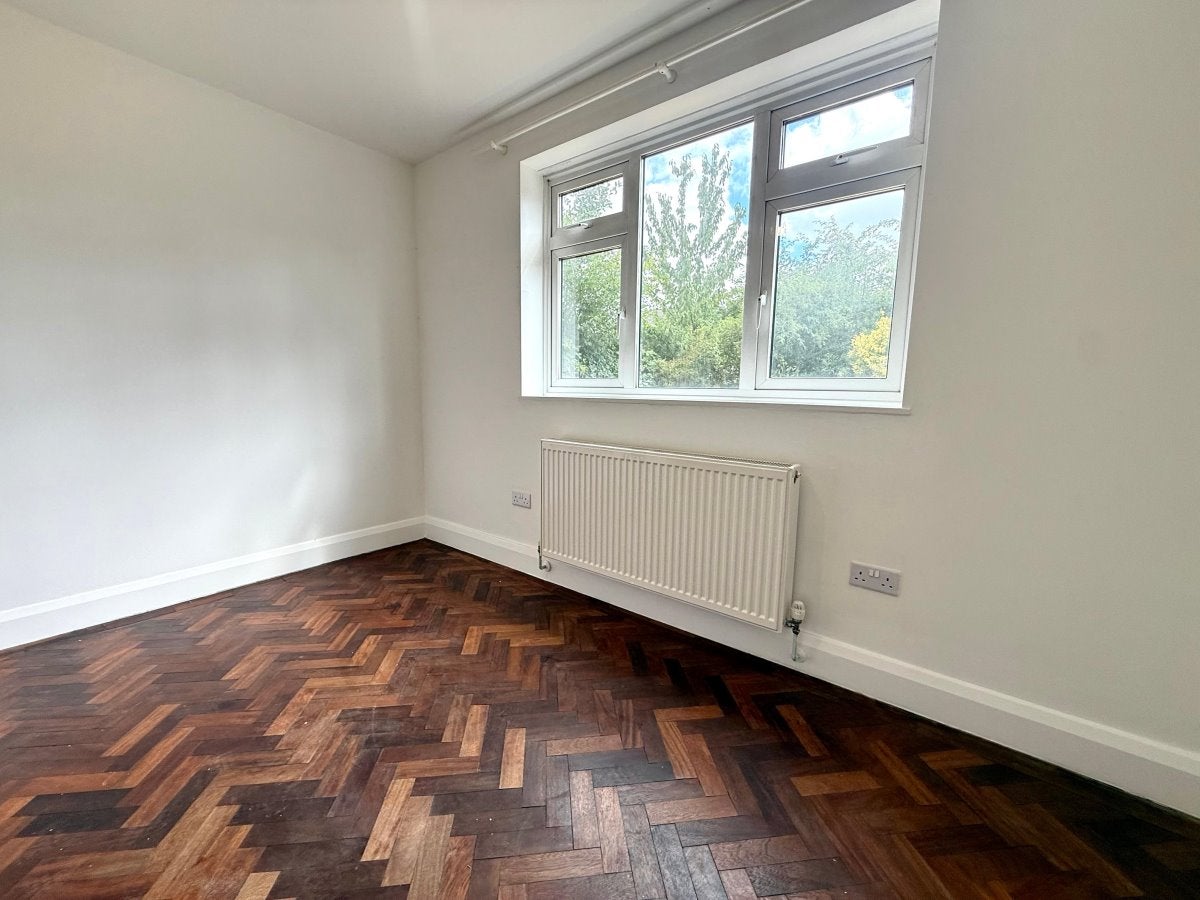 Flat Twickenham Gardens in Greater London