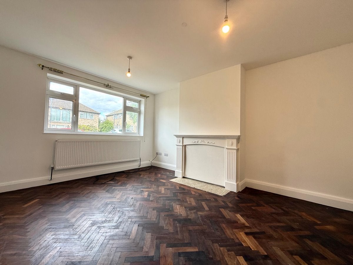 Flat Twickenham Gardens in Greater London
