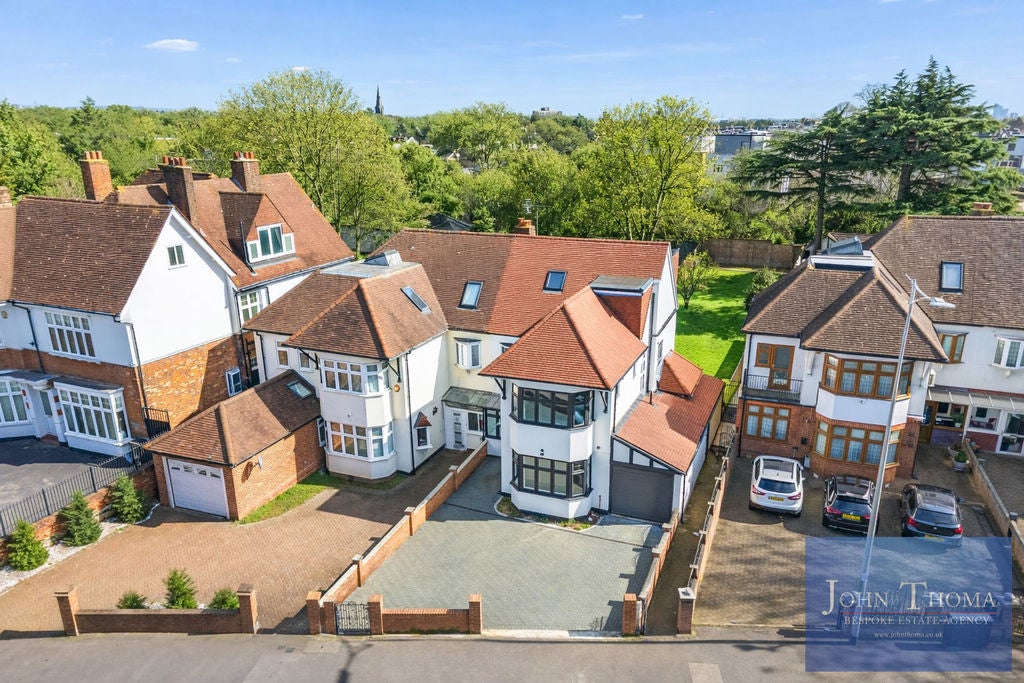 Flat Hollybush Hill in Greater London