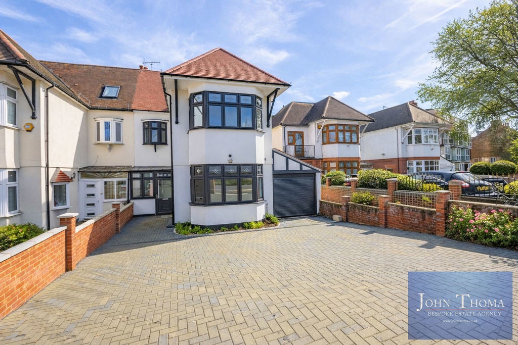 Flat Hollybush Hill in Greater London