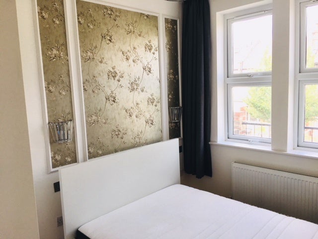 Flat Woodside Road in Greater London
