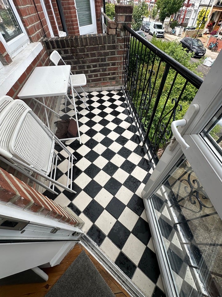Flat Woodside Road in Greater London