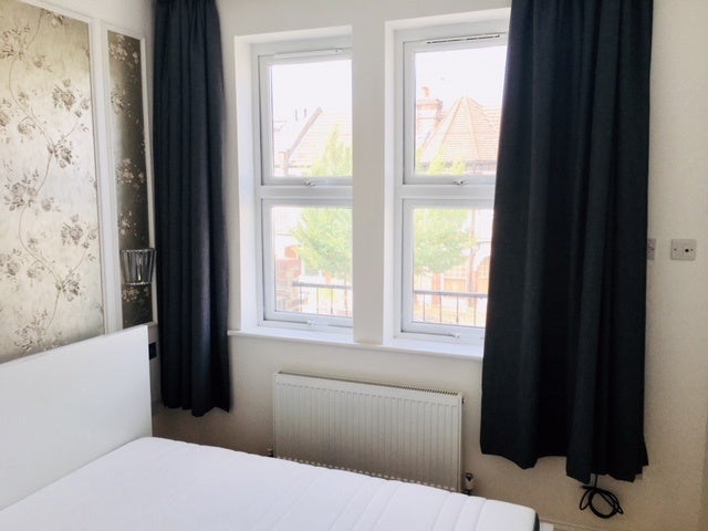 Room Woodside Road in Greater London
