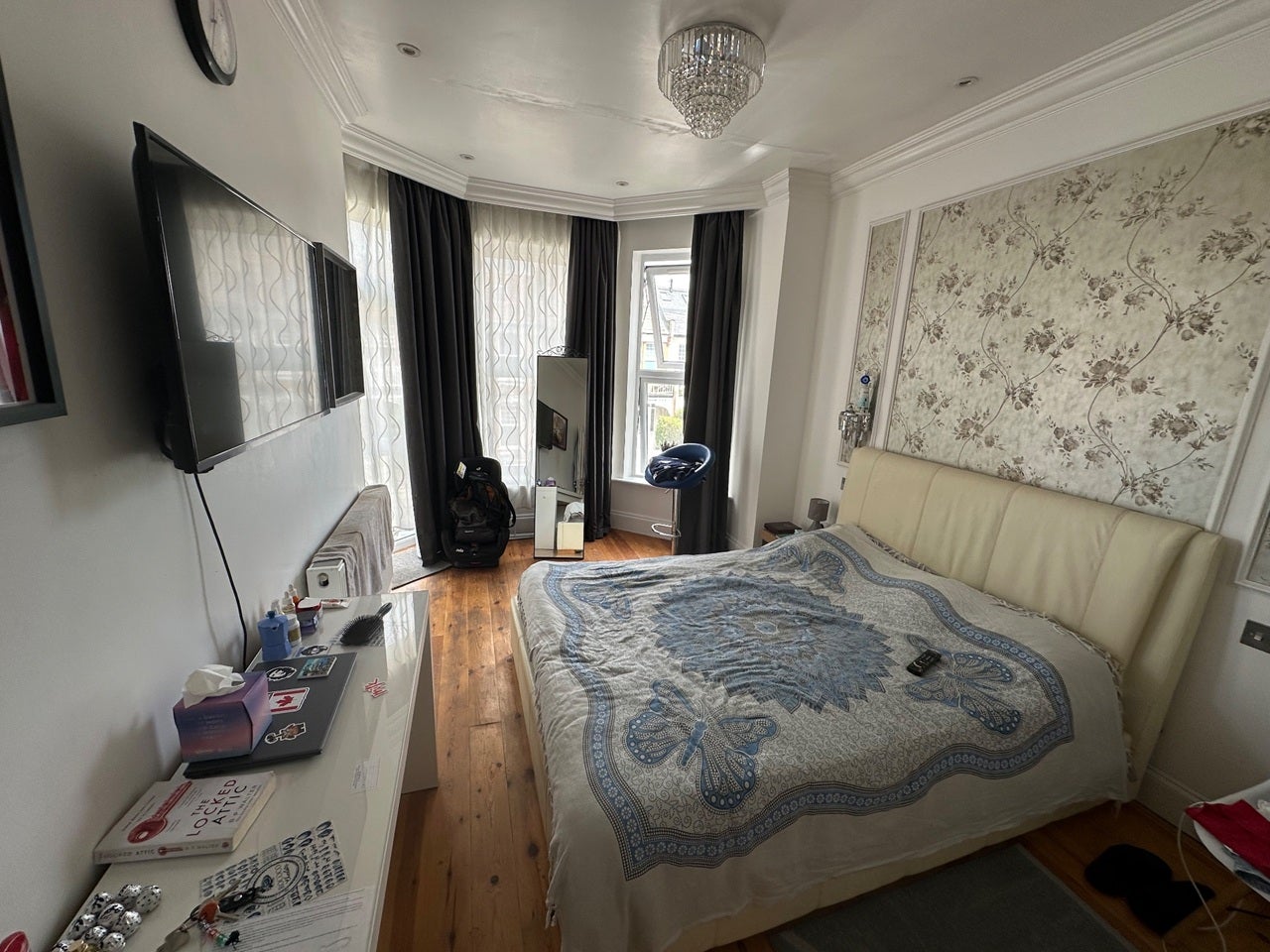 Flat Woodside Road in Greater London