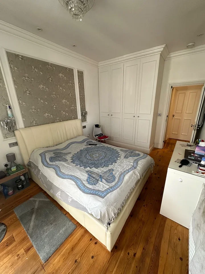 Flat Woodside Road in Greater London