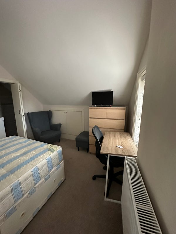 Room Chiswick High Road in Greater London