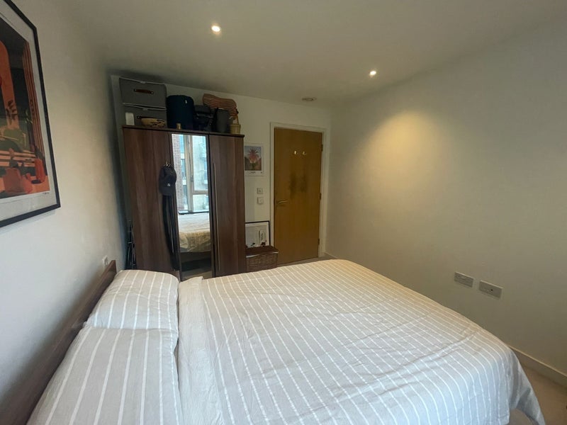 Room Devan Grove in Greater London