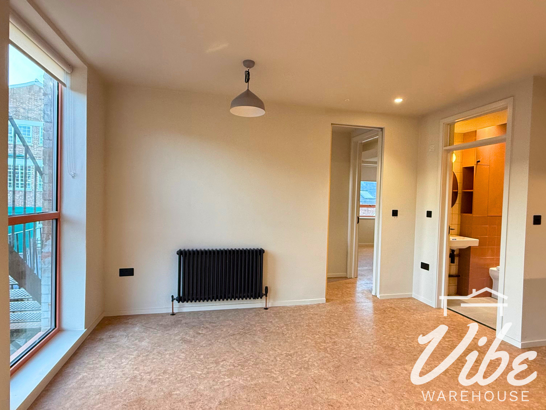 Flat Overbury Road in Greater London