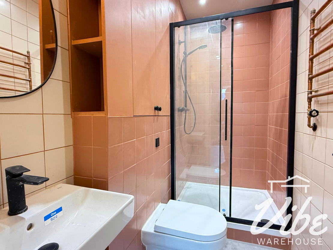 Flat Overbury Road in Greater London