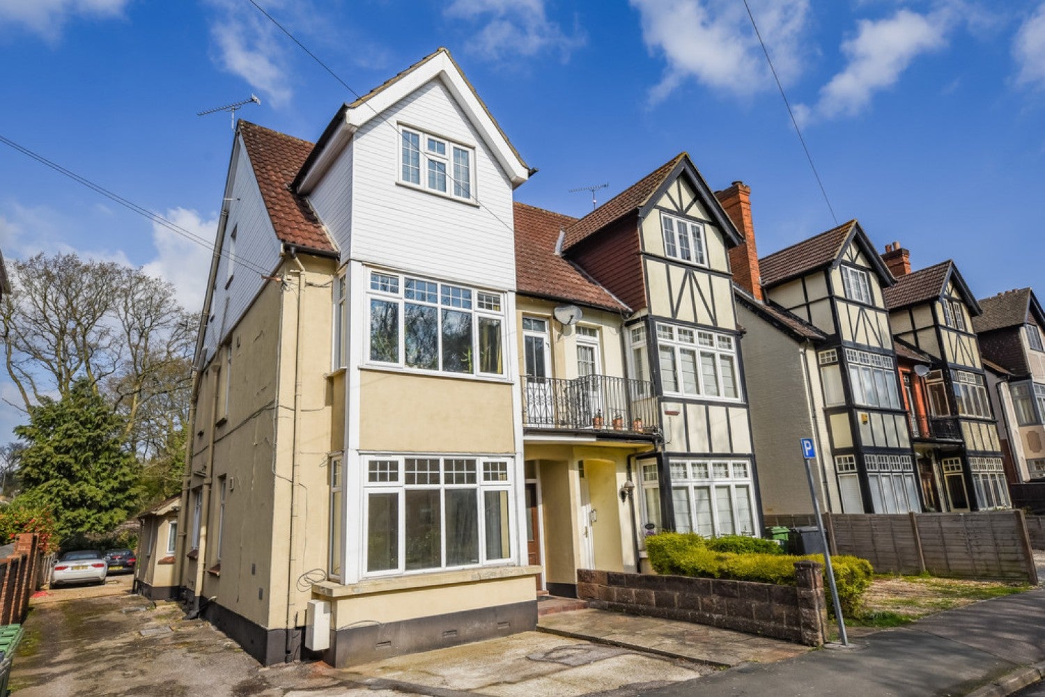 Flat Gordon Road in Surrey Heath
